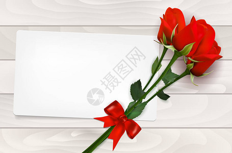 木制背景上的空白纸卡和红玫瑰图片