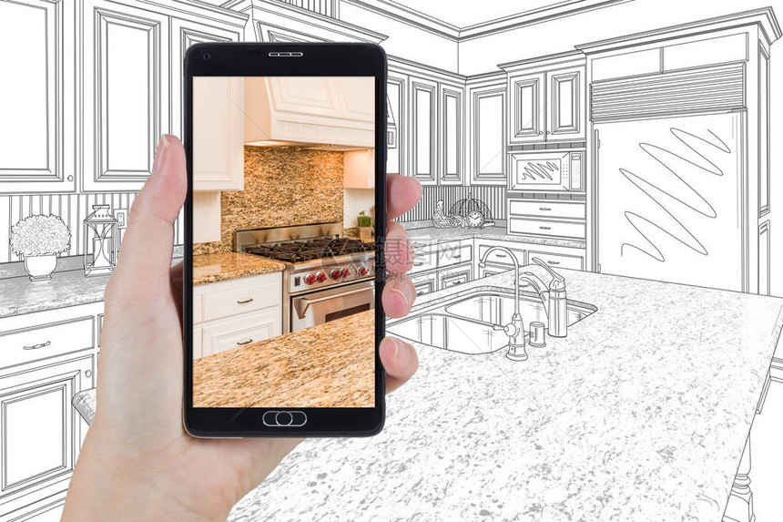 手持智能手机显示照片自订厨房图图片