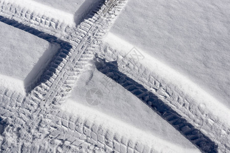 雪地上汽车轮胎轨道的几何形状图片