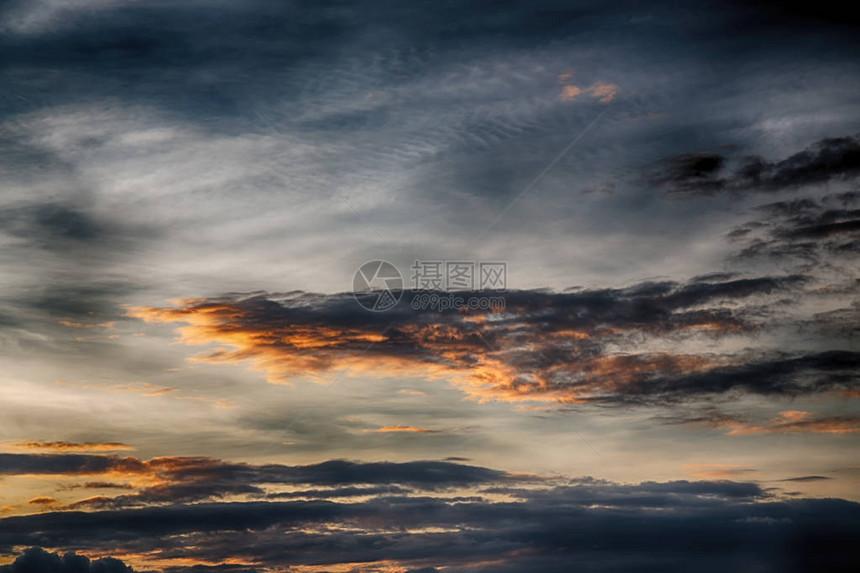 白云和日落背景中模糊的philippines抽象云图片