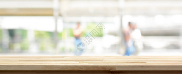 城市户外有盖走道上模糊抽象背景的木桌顶背景图片
