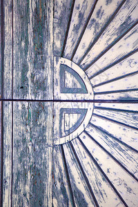 墨子号在封闭的木门varese意大利sumirago中的抽象十字黄铜棕色门环插画