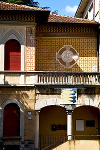 米兰世博门在米拉诺古旧窗口里紧闭的砖抽象的门天上插画