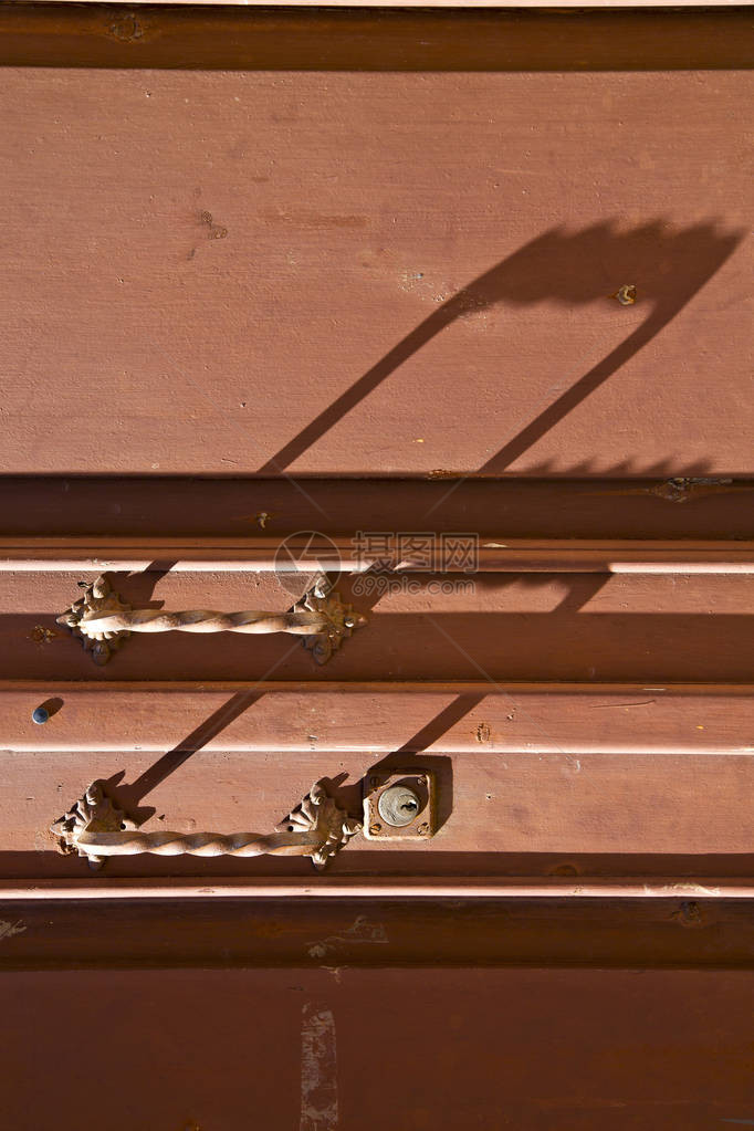 caidatevarese抽象生锈的黄铜棕色门环在门关闭木材伦巴第意大利图片