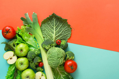 饮食脱毒和健康食品概念顶层视线以抽象明亮背景的新鲜有机生图片