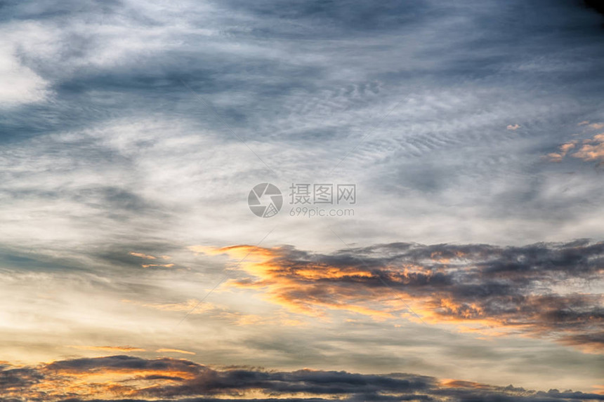 白云和日落背景中模糊的philippines抽象云图片