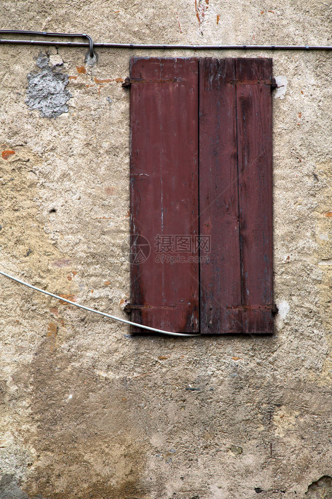 在米拉诺旧窗户里关闭的砖块抽象格子上长着图片