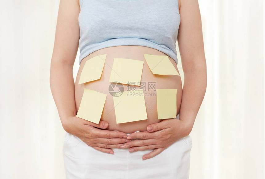 在孕妇的空白胶粘剂笔记图片
