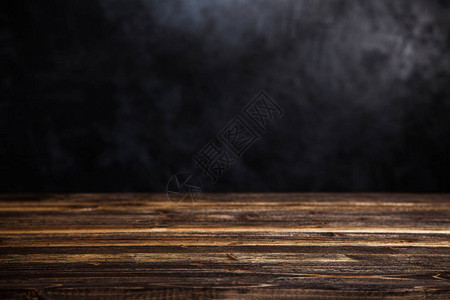 深色墙壁和木桌抽象背景背景图片