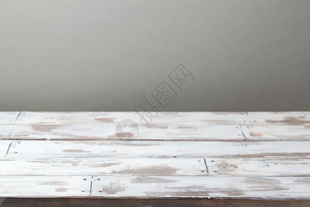 墙背景上的空木仿古桌图片