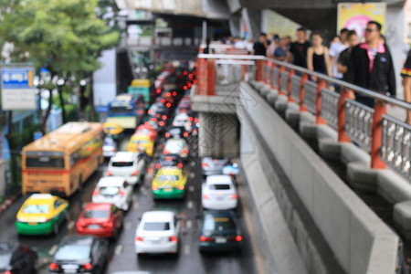 城市交通和街道灯光的背轮模糊抽象bokeh泰国图片