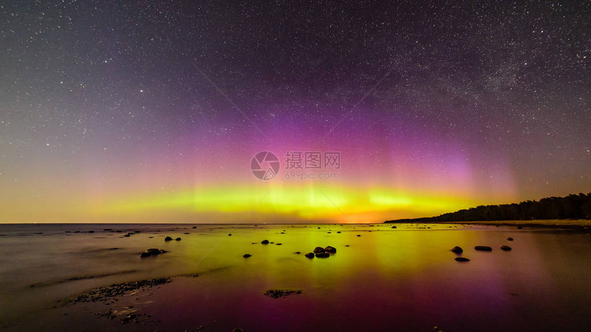 波罗的海上空有强烈的北光Aurorano图片