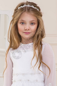 邀请关键状态模特穿着白圣餐礼服的美丽年轻女子模特站在一个插画