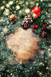 深色木板上装饰着圣诞杉树图片
