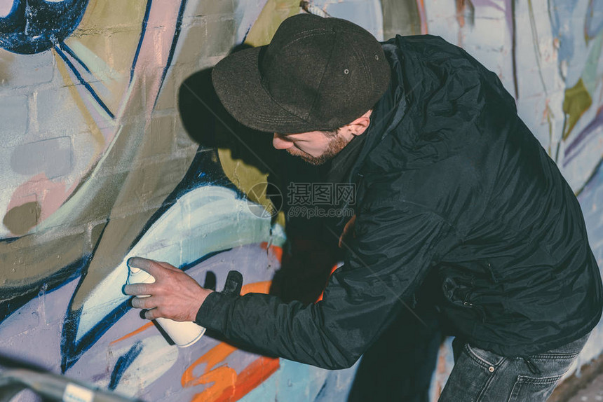 街头艺术家在夜间建筑墙壁上图片