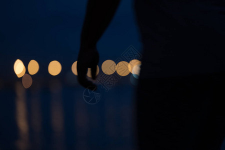 清静的城市灯光闪耀在宁静的港湾抽象背景中图片