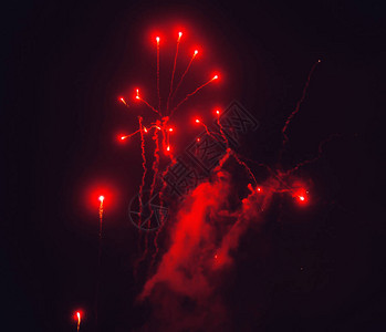 新年前夕的红烟花和bokeh图片