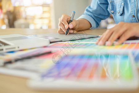 桌子上的图形设计和彩色手表和笔图片