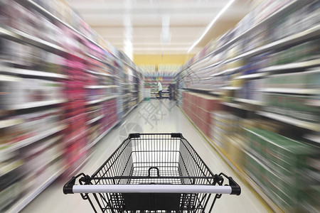超市过道与空购物车超市商店抽象模糊图片