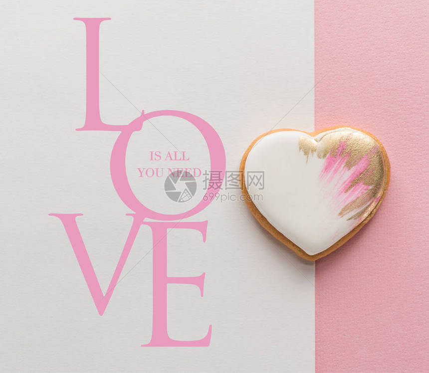 粉红色表面上釉心形饼干的顶部视图图片