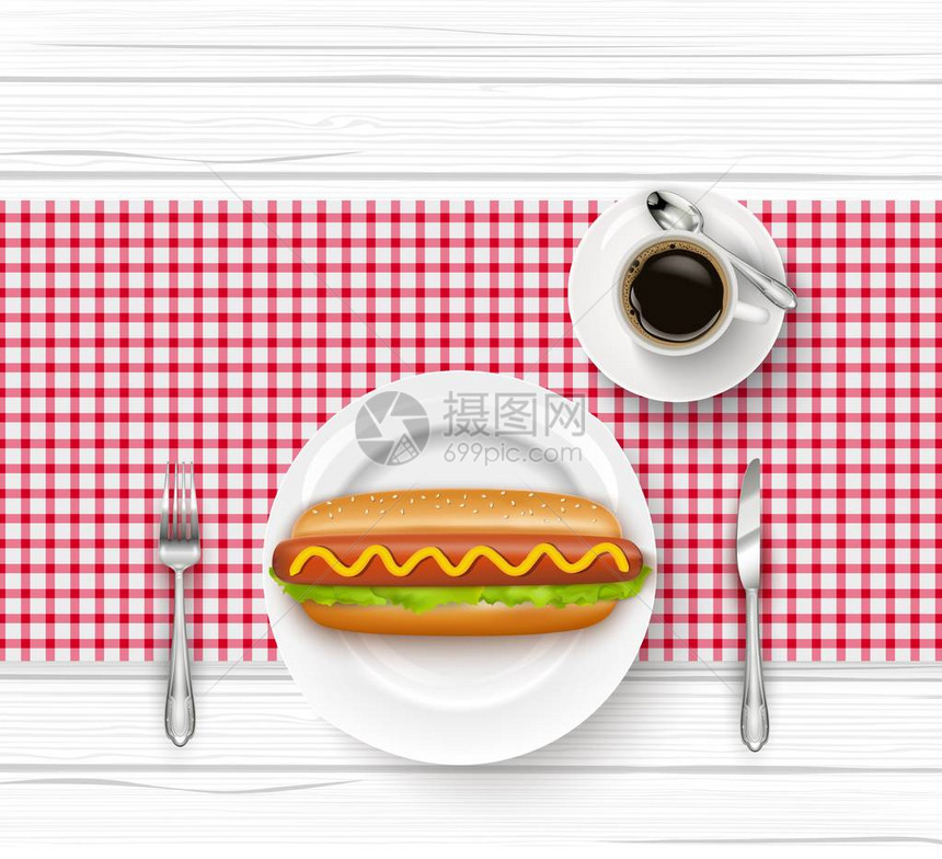 用叉子刀子和木制桌上黑咖啡杯的快餐板上的速图片