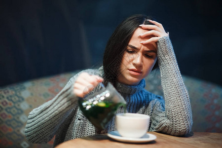 感冒或过敏症状用发烧打喷嚏的年轻女人在组织图片