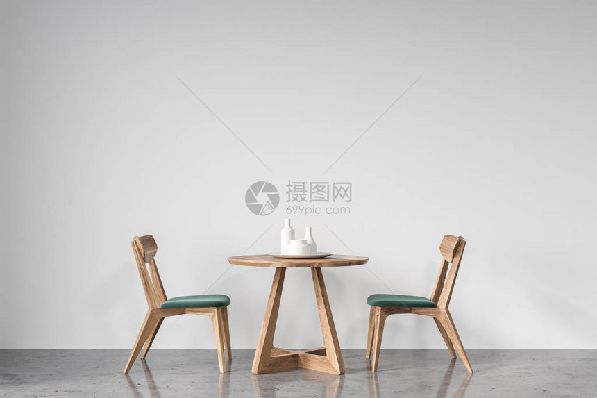 圆桌旁有绿色和木制椅子图片