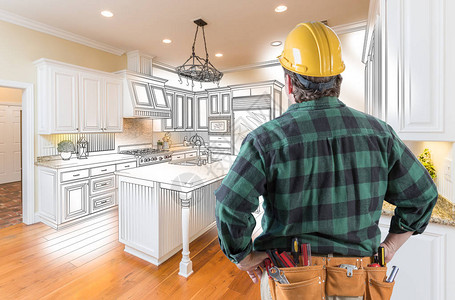 男厨端着男承包商与硬帽和工具带在自定义厨房绘图照片组合的设计图片