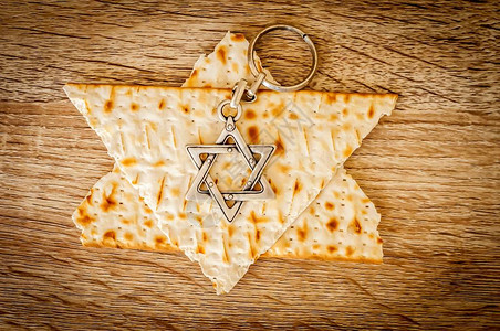两片无酵饼组成一个带有犹太钥匙链金属六角星的犹太大卫之星插画
