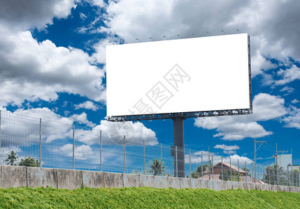 空白的广告牌有天空背景屏幕上带有剪切路径可用于贸易展览图片