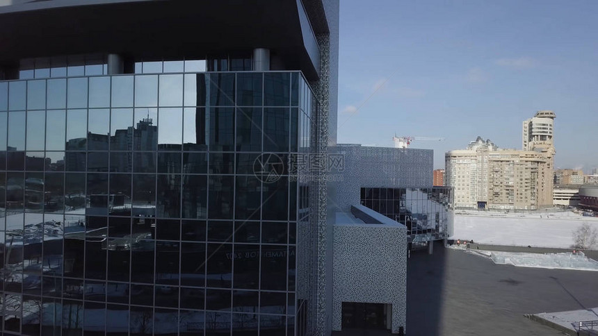 高楼的抽象反射从玻璃摩天大楼门面图片