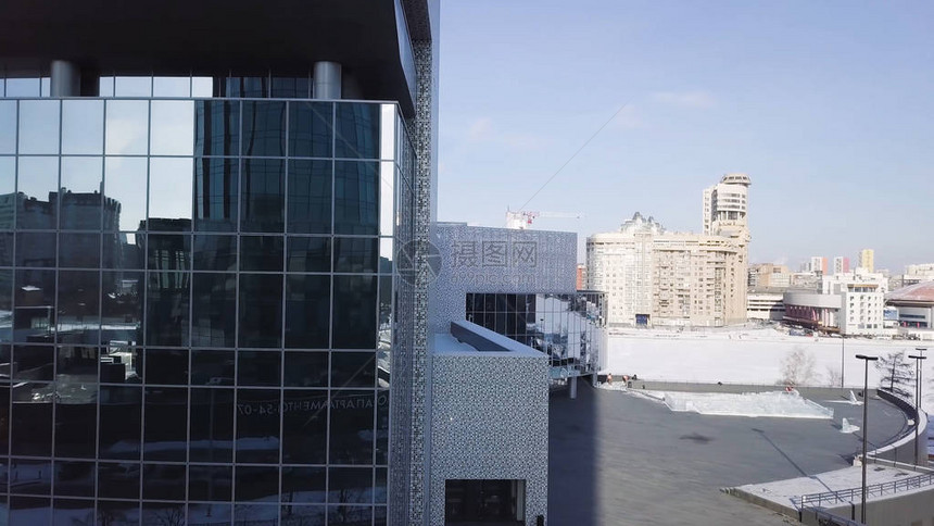 高楼的抽象反射从玻璃摩天大楼门面图片
