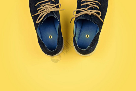 抽象男鞋和黄色纸针四月愚人日的恶作图片