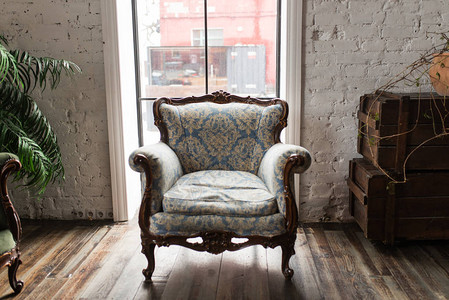 豪瑟古典风格的扶手椅沙发在老式房间豪插画