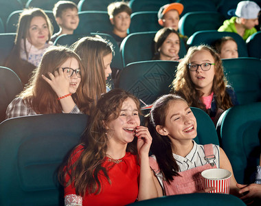 快乐的女孩在电影院看有趣的电影笑图片