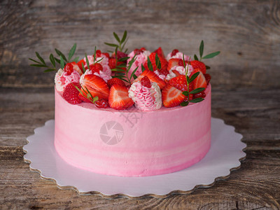 自制嫩粉色蛋糕桌上放着凝乳和草莓图片