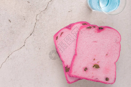 面包和水抽象粉红葡萄干面包和蓝画水图片