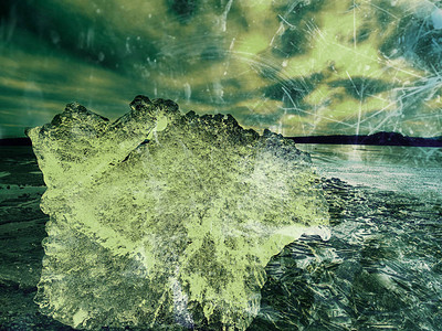 抽象效果融化碎冰块强烈的彩色背光闪耀深裂缝背景图片