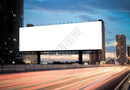 广深沿江高速户外广告的空白模板或黄昏时分在高速公路上的空白广告牌屏幕上有剪切路径可用于贸易展览广设计图片