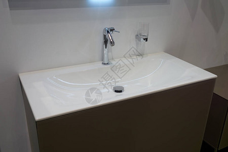 使用白色内设洗浴盆和光彩金属搅拌器的浴图片