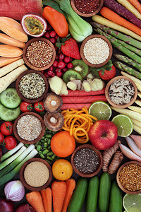 以谷物种子花粉粒新鲜蔬菜和水果形成抽象背景的大型健康食品选择图片