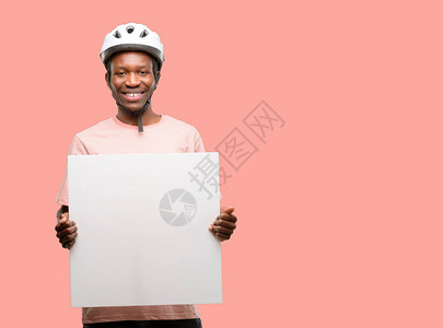 戴自行车头盔的黑人手持空白广告横幅广告报价或公告的好海报图片