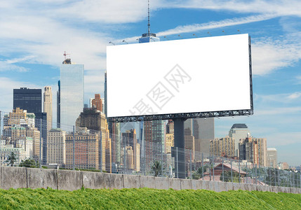 广告概念户外广告空白模板或城市高速公路上的空白广告牌屏幕上有剪切路径可用于贸易展背景图片