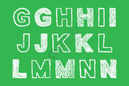 手写的白色粗体粉笔字母ghijklmn在绿色背景上图片