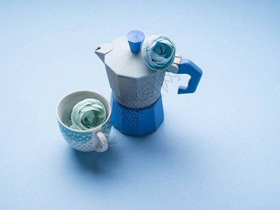 蓝咖啡制造者杯子和花朵在抽象背图片