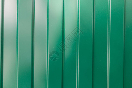 栅栏上的金属光泽绿色背景图片