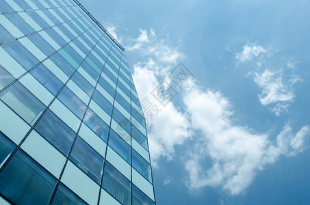 摩天大楼的低角度视图城市抽象蓝色玻图片