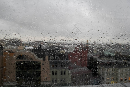 窗口上的水滴抽象窗口上的雨滴和城市图片
