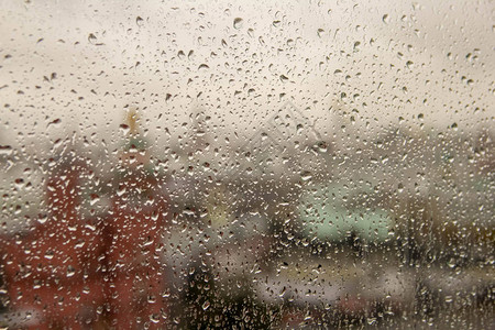 窗口上的水滴抽象窗口上的雨滴和城市图片