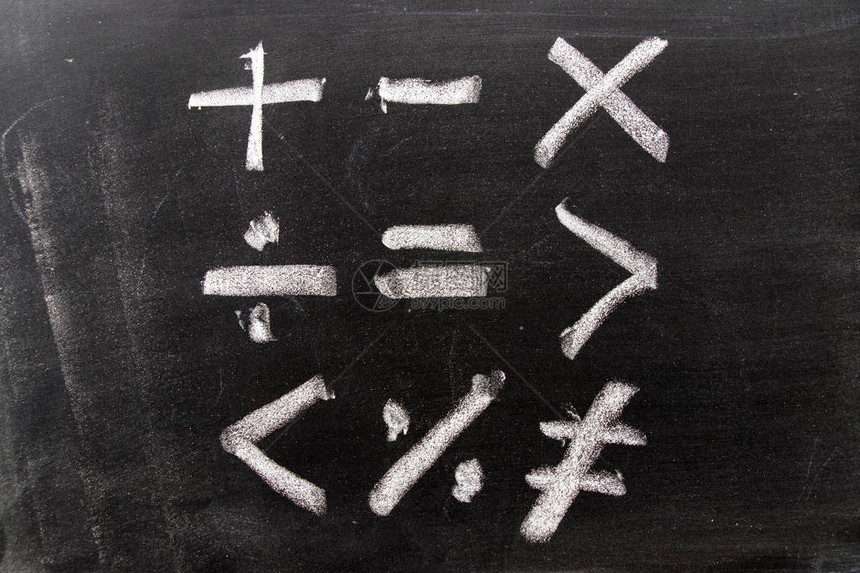 在黑板背景的数学符号形状中绘制白色手笔绘Bhackboa图片